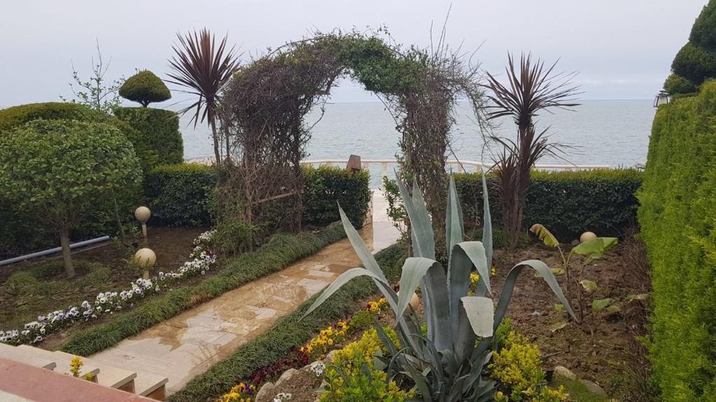 ویلا با ساحل اختصاصی و استخردار