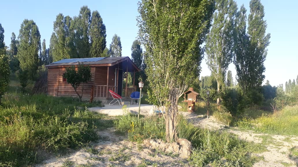 کلبه چوبی رو به رودخانه