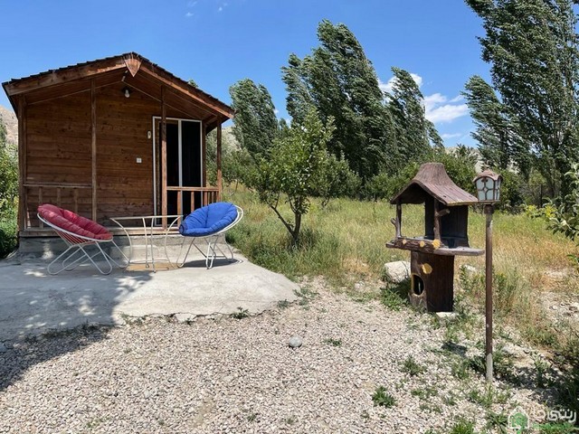 کلبه چوبی رو به رودخانه