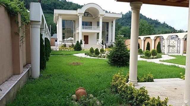 ویلای استخردار در قلعه رودخان