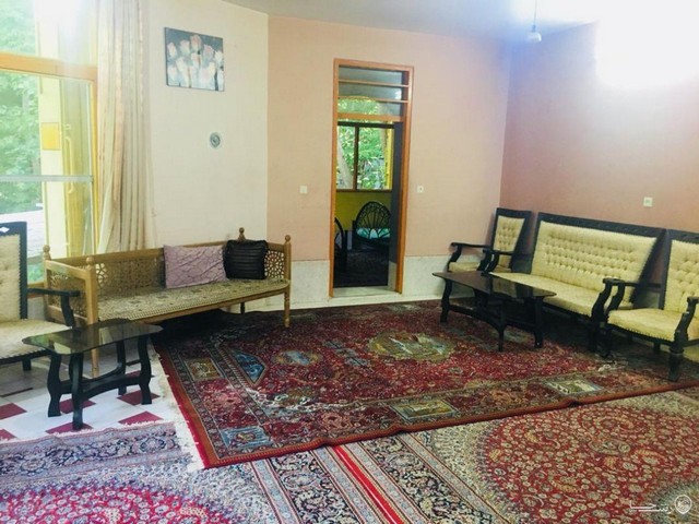 ویلا در باغ بهادران در کنار رودخانه